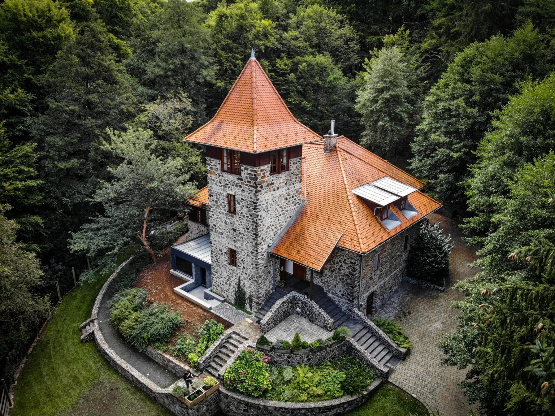 A Templomvölgy Resort erdővel körülvett épülete
